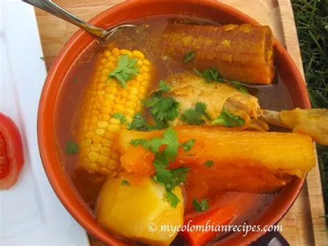  Sancocho de Gallina: A Rich and Hearty Broth Perfect for Chilly Bogotá Nights! 