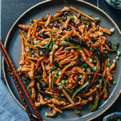  Spicy Hotpot Noodles With Shredded Pork and Dried Chili Peppers: A Symphony of Slurpable Savory Goodness!